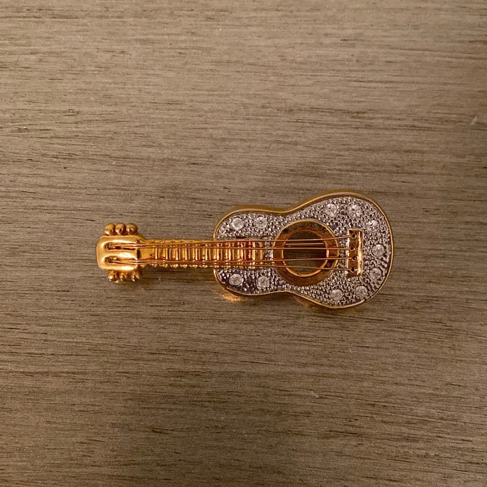 Guitar brooch